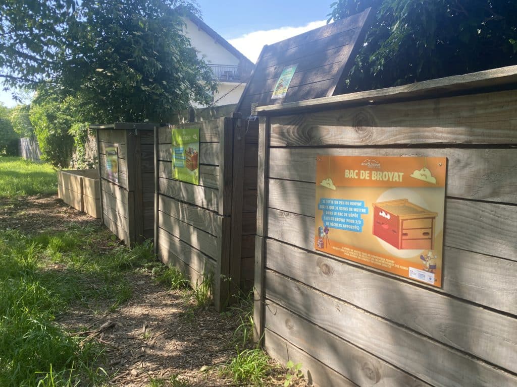 photographie de 3 bacs de compostages collectif